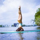 ¿Qué es el yoga acuático en el lago?