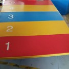 ¿Cuál es el tamaño y el precio de la colchoneta de gimnasia con carácter numérico?