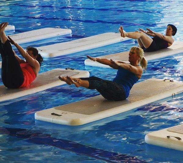 Colchoneta inflable de yoga flotante en el agua para hacer deporte y mantenerse en forma en el agua