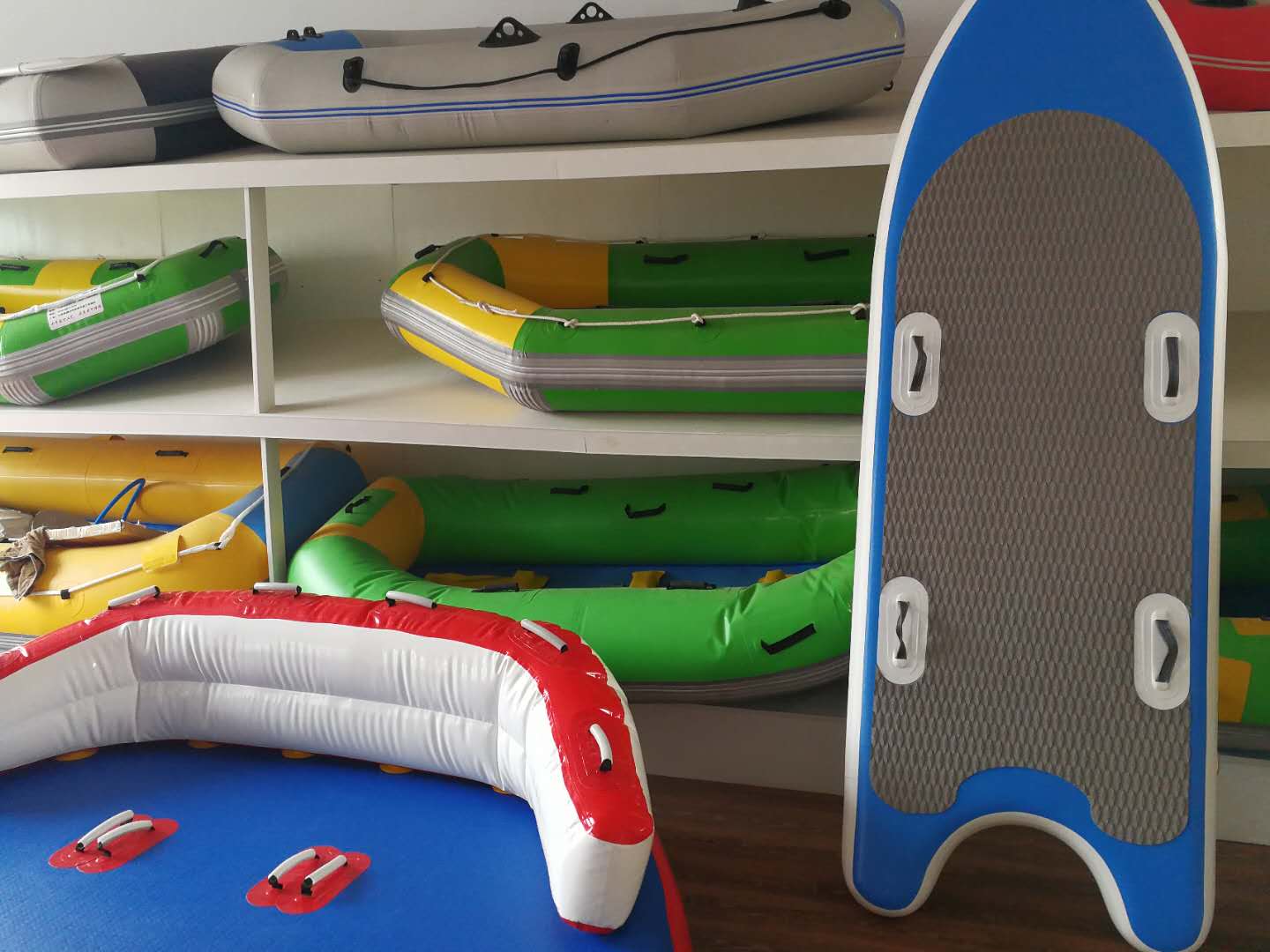 bote flotante inflable a la deriva