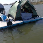 Colchoneta de pesca inflable de 7*2*0,2 m en el agua