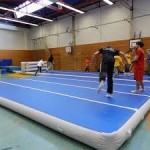¿Cuál es el tamaño de la colchoneta de gimnasia inflable para niños?