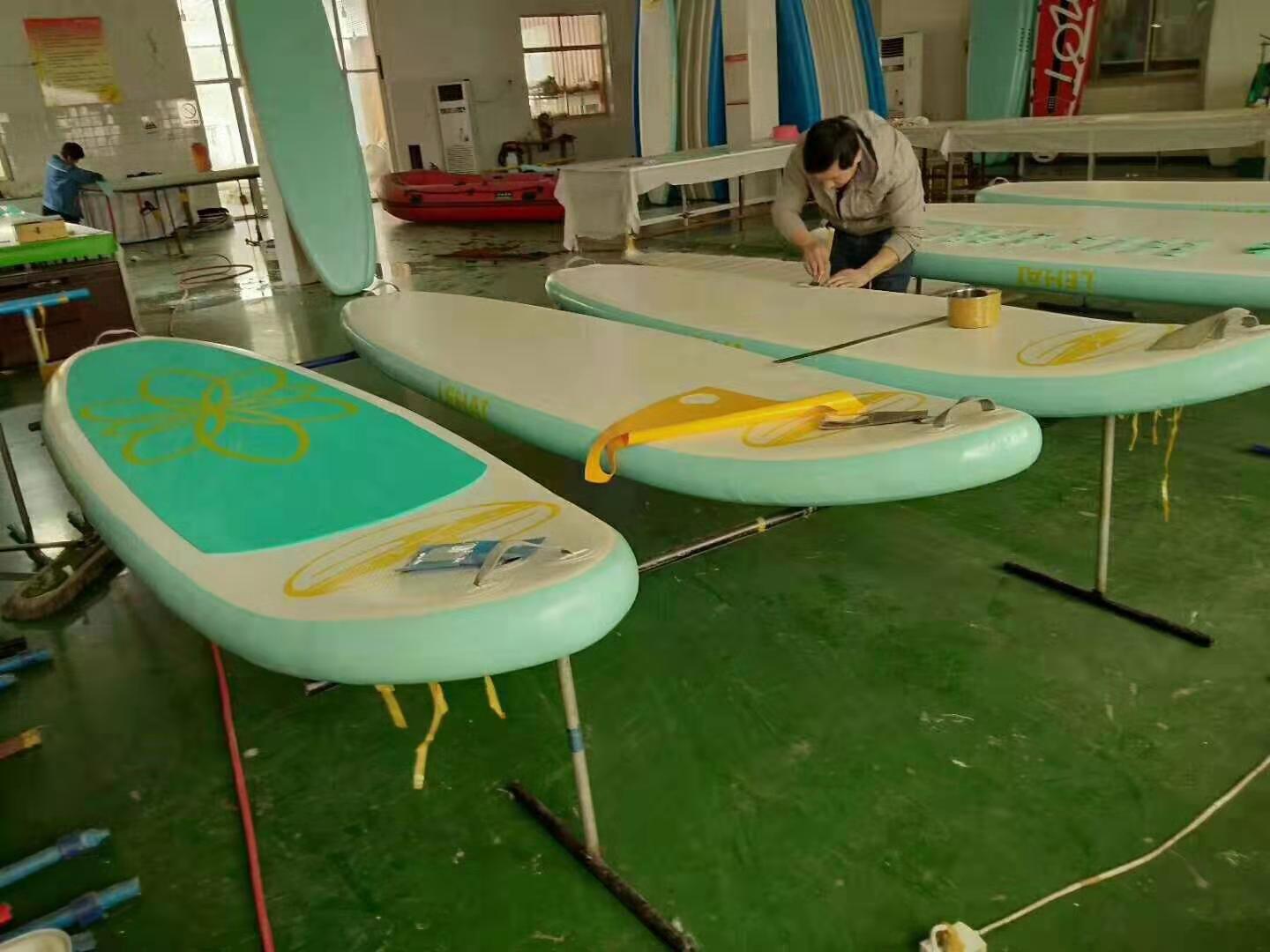 inflar la tabla de yoga flotando en el agua