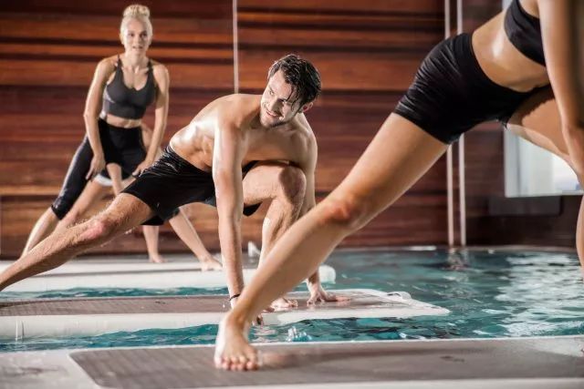 colchoneta de entrenamiento de yoga en el agua