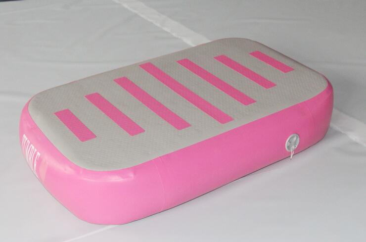entrenamiento en casa con pista de aire rosa