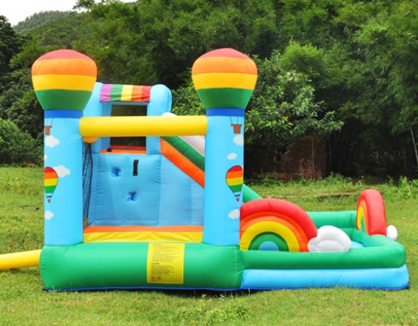 casa de salto inflable para que jueguen los niños pequeños