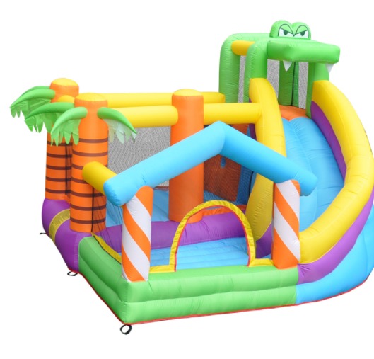 Pequeño castillo hinchable familiar para fiesta de cumpleaños