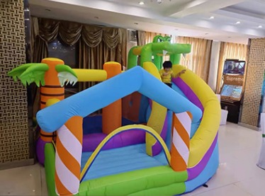 Pequeño castillo hinchable familiar para fiesta de cumpleaños